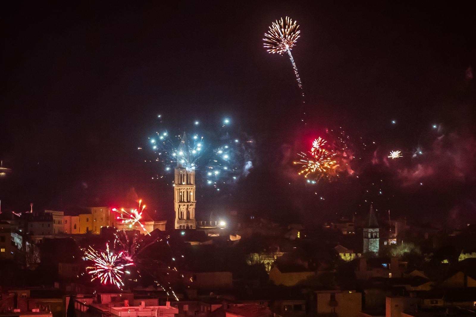 U Splitu zbog korištenja pirotehnike lakše ozlijeđeno dijete, zapaljeno više vozila