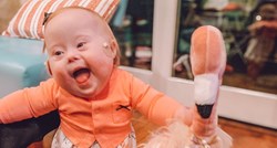 Preslatka beba sa sindromom Down ima rutinu tjelovježbe za sve u izolaciji
