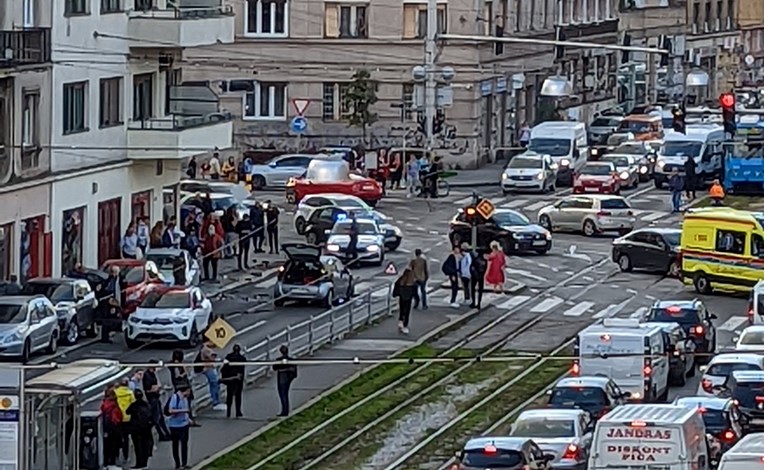 FOTO I VIDEO U centru Zagreba se zabio u parkirane aute i okrenuo na cesti