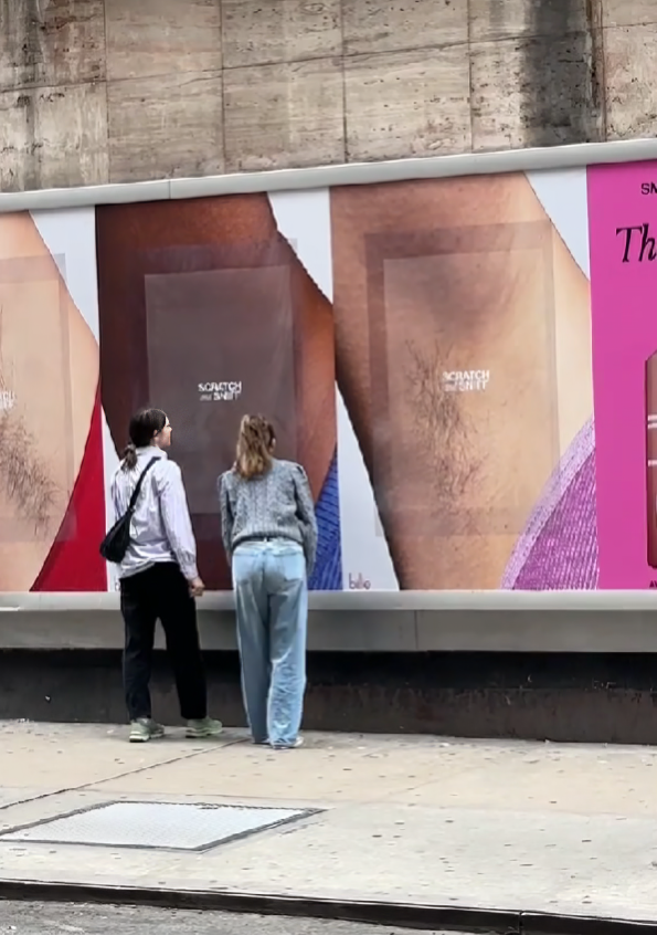 Bizarni plakati s pazusima privlače pažnju prolaznika u New Yorku. Kužite li zašto?