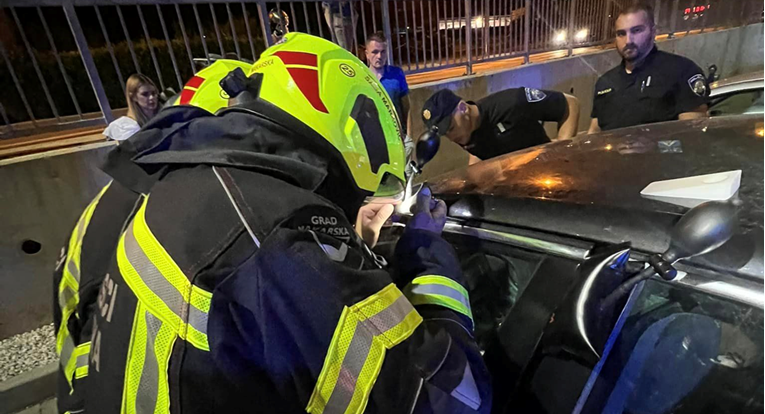 Dijete ostalo zaključano u autu na parkingu trgovačkog centra. Spasili ga vatrogasci