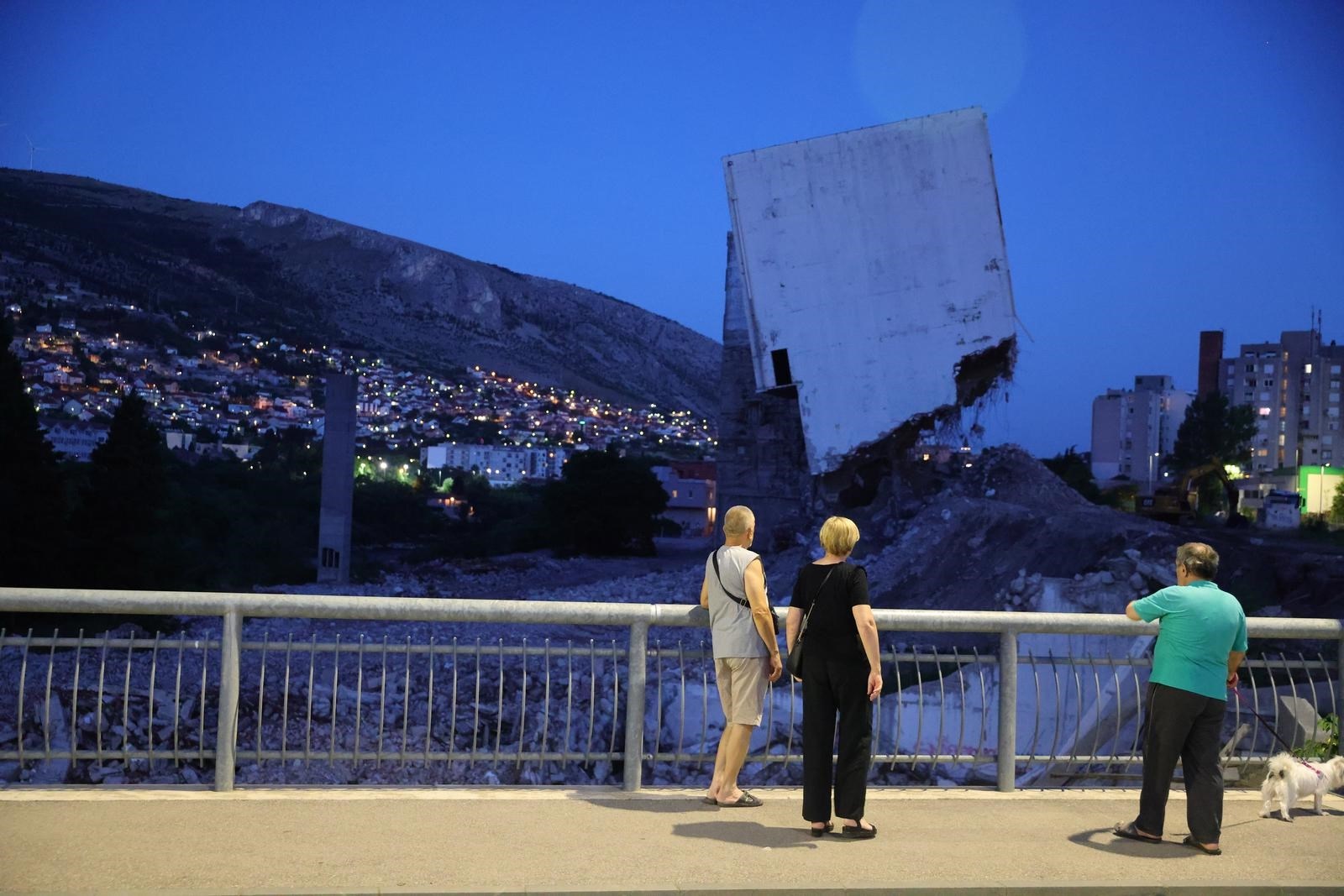 U Mostaru napokon uspjeli srušiti staru zgradu koju su uspoređivali s tornjem u Pisi