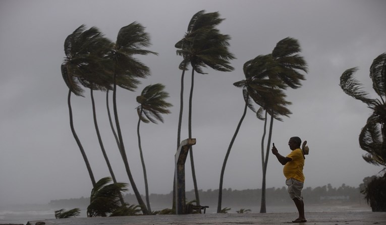 Uragan Fiona stigao do Dominikanske Republike, vjetar rušio stabla i dalekovode