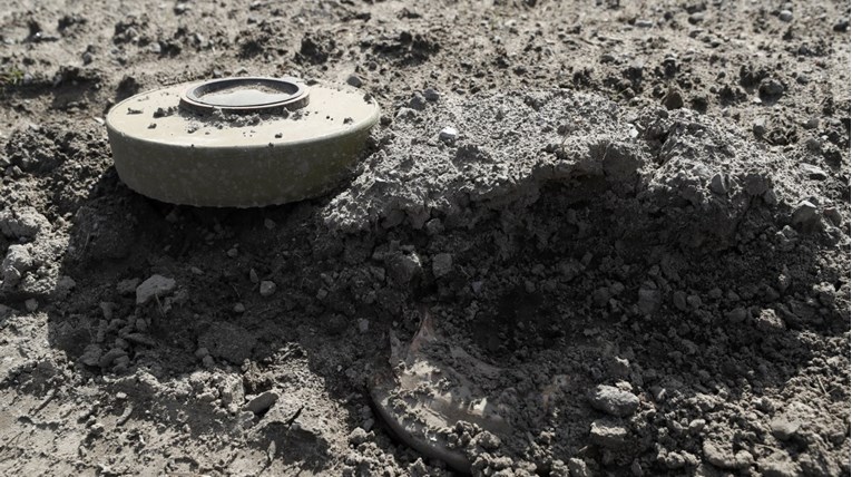 Ukrajinac dizajnirao traktor koji uništava mine. Složio ga od dijelova ruskih tenkova