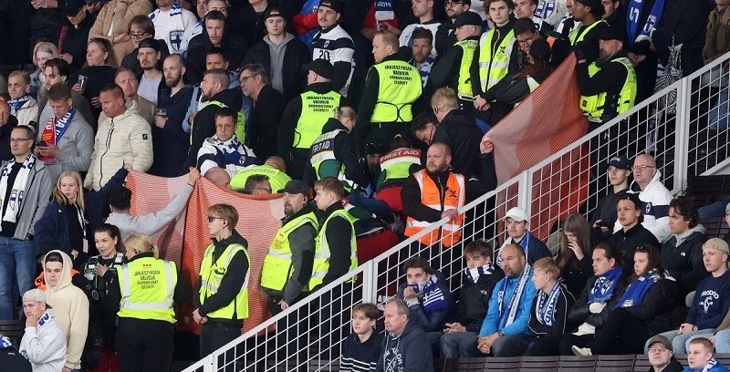 Finci i Poljaci nisu igrali dok su oživljavali navijača. "Stadionom vlada tišina"