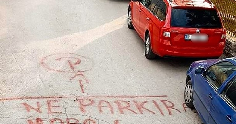 Ekipu na Facebooku nasmijalo ono što piše na cesti u jednom dalmatinskom kvartu