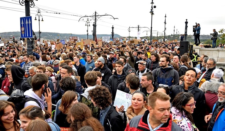 Tisuće prosvjednika u Budimpešti blokirale most u znak podrške mađarskim učiteljima