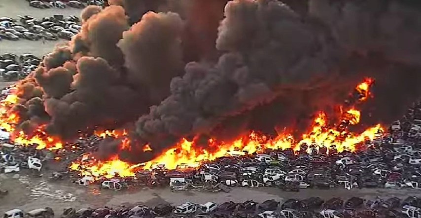 VIDEO U Teksasu se zapalilo ogromno odlagalište starih auta
