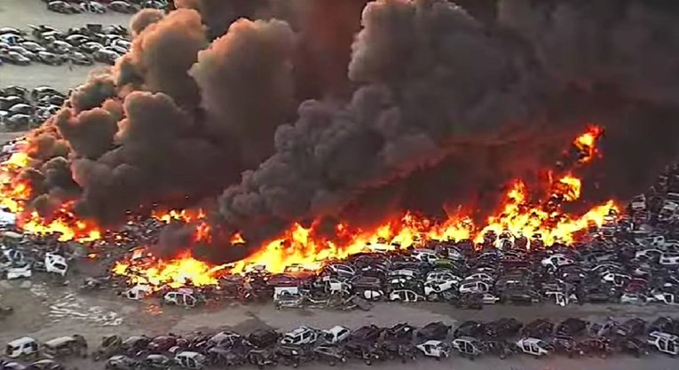 U Teksasu se zapalilo ogromno odlagalište starih auta: "Nema opasnosti za okoliš"