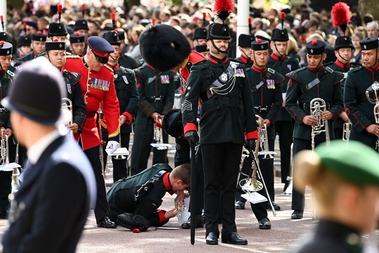 Ogroman pritisak: Policajac i vojnik onesvijestili se tijekom sprovoda kraljice