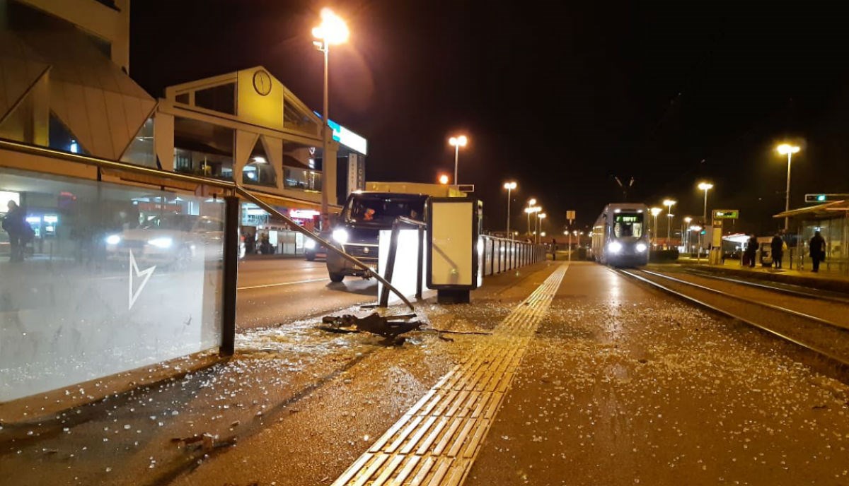 FOTO Pijana vozačica se zabila u tramvajsku stanicu u Zagrebu