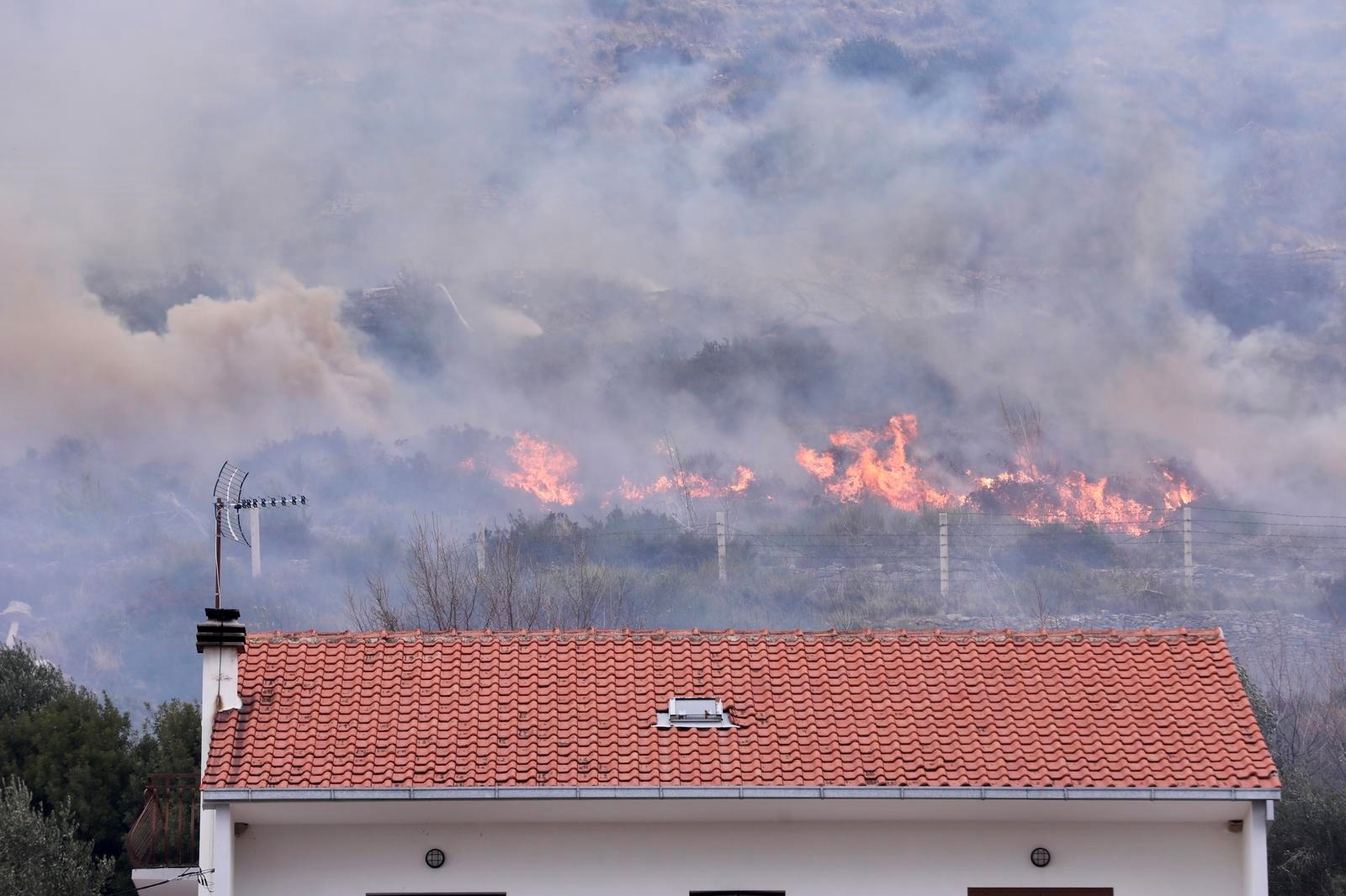 Požar u Žrnovnici je pod kontrolom, noćas će ga gasiti 50 vatrogasaca