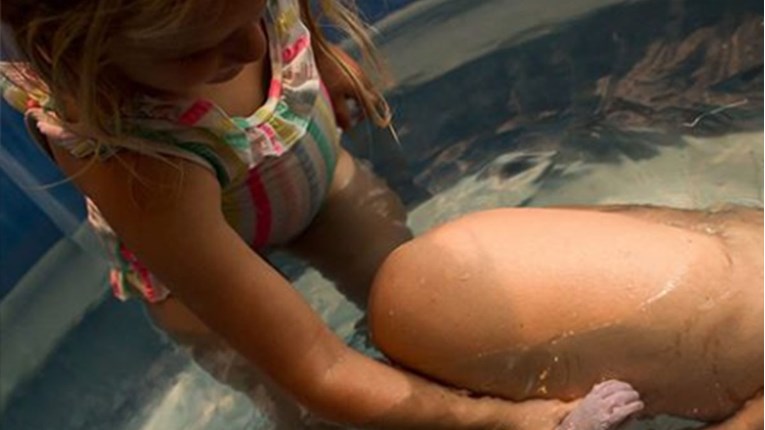 Dirljive fotografije: 4-godišnja curica skočila u bazen i pomogla majci da rodi