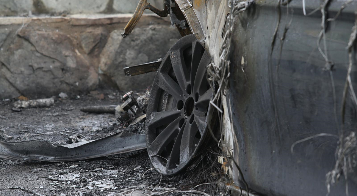 U Zagrebu usred noći planuo parkirani BMW