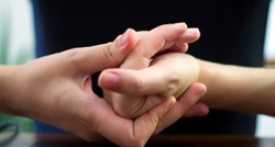Može li pucketanje prstima uzrokovati artritis?