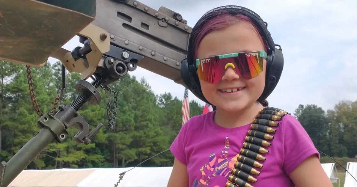 Curica testira puške, pištolje i bacače plamena, njen tata kaže da je dobar uzor