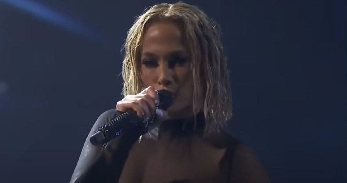 Vrući nastup Jennifer Lopez u prozirnom outfitu ukrao show na dodjeli nagrada