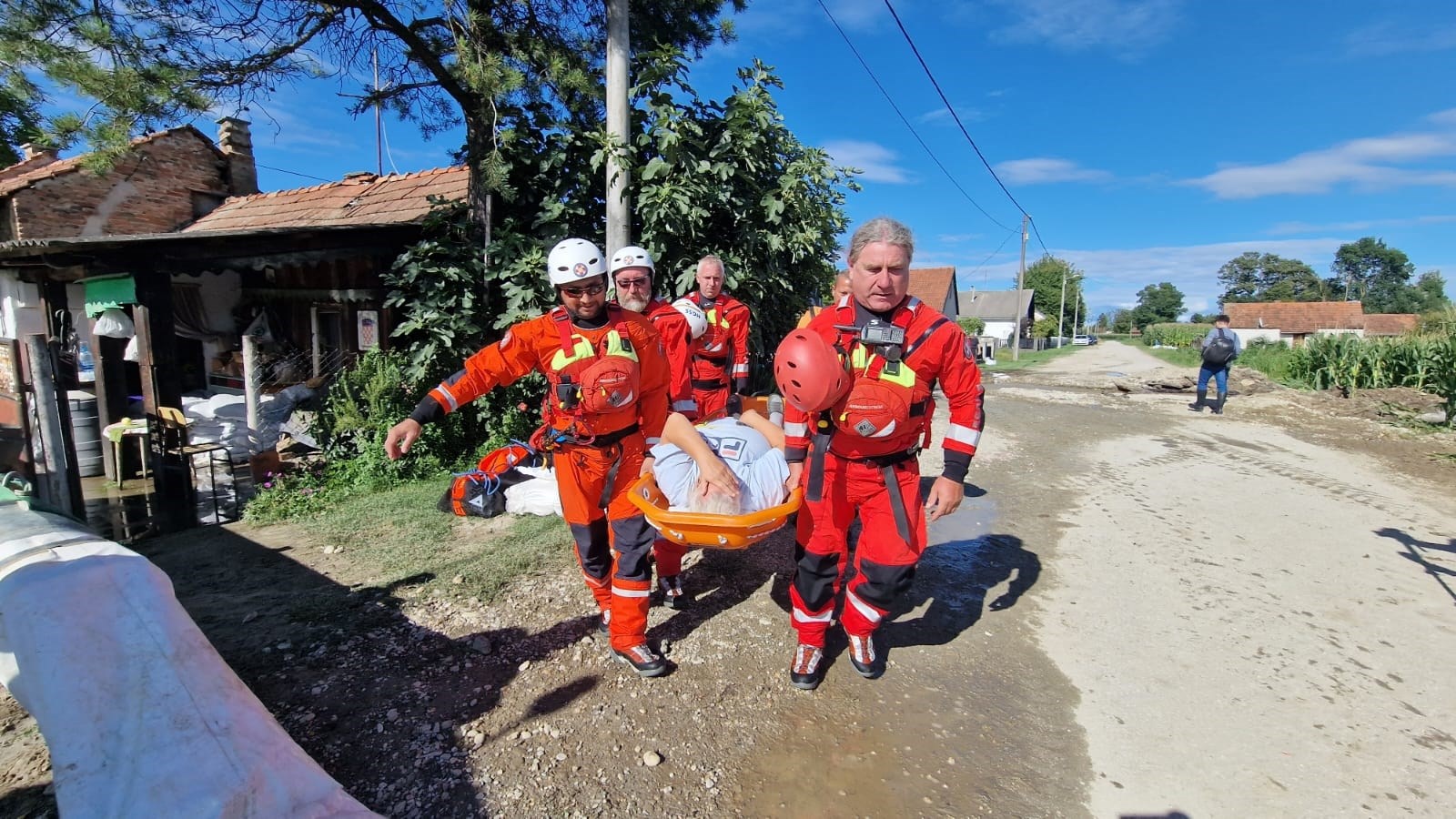 Krenule evakuacije u Podravini. Evakuirani obitelj i ozlijeđena žena