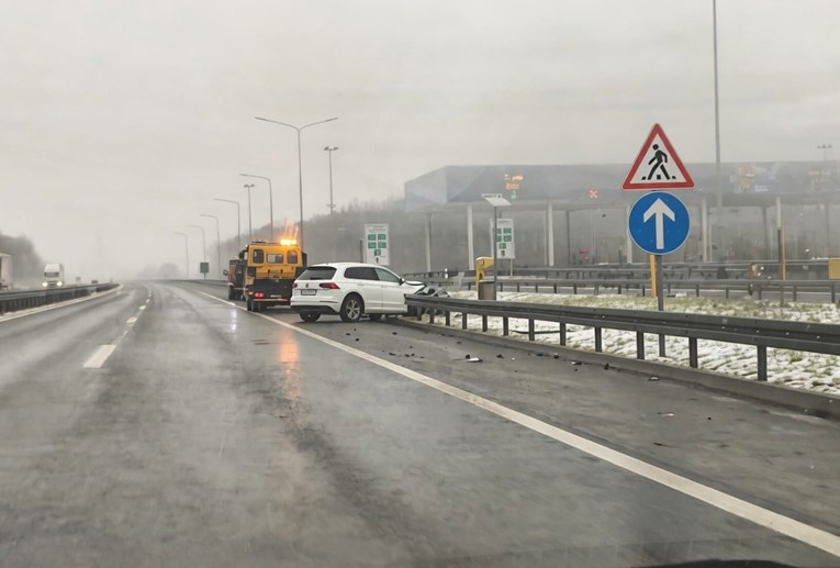 Prometna na autocesti A1 kod Demerja, auto se zabio u ogradu