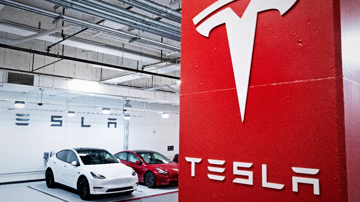 Tesla povlači gotovo pola milijuna automobila zbog sigurnosnih problema