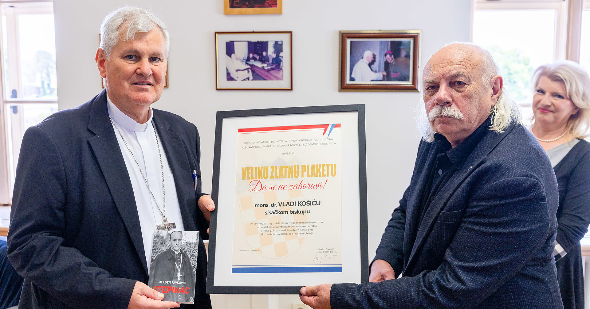Osuđenik za blud nad tinejdžericom dao priznanje biskupu koji je ljubio ruku zločincu