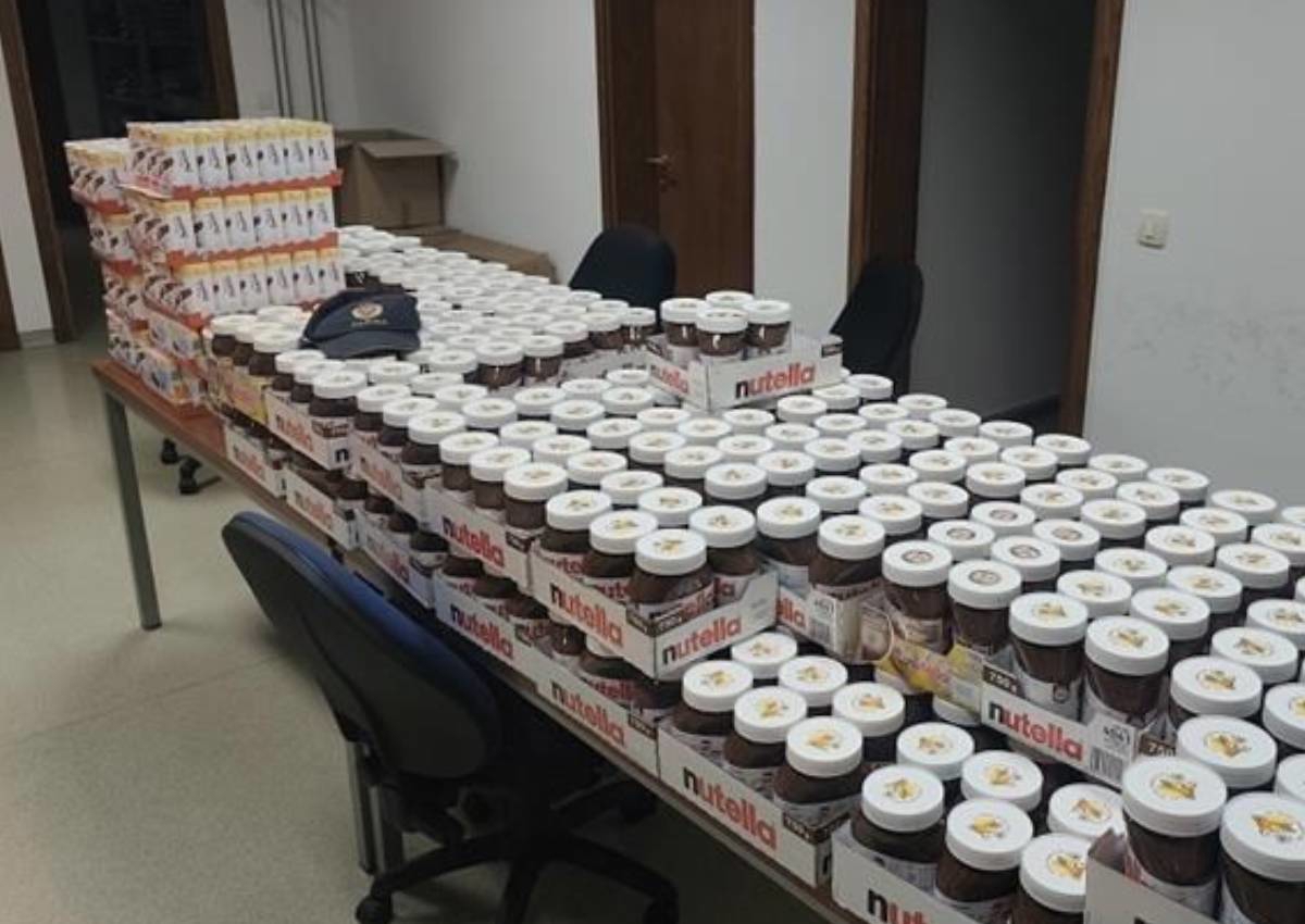 Carinici spriječili krijumčarenje slatkiša, lanaca i 60 kilograma duhana