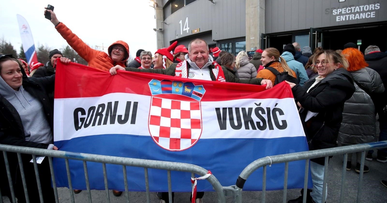 FOTO I VIDEO Hrvatski navijači stižu pred Arenu u Oslu, pjevaju se navijačke pjesme