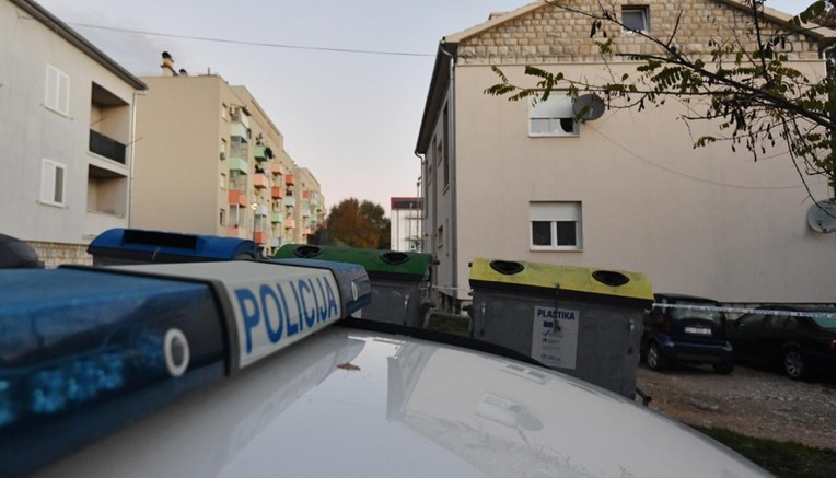 Otac ozlijeđenog mladića: Ima gelere u tijelu. Ne zna kako je bomba završila u stanu