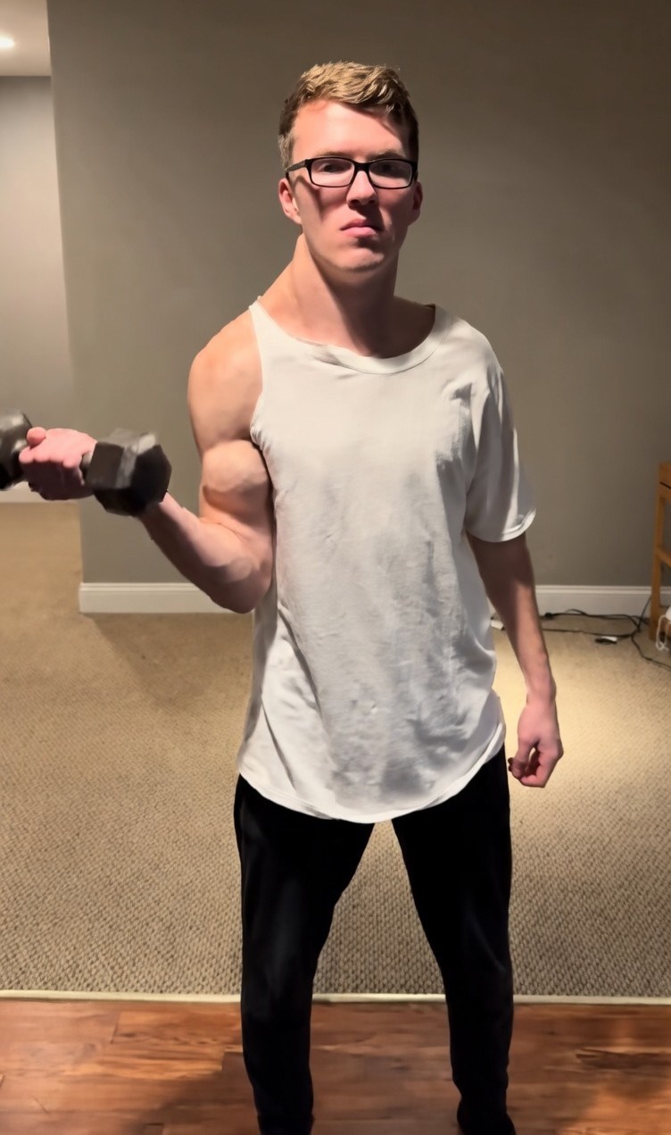 Tip mjesecima vježba samo jedan biceps i potpuno je transformirao tijelo