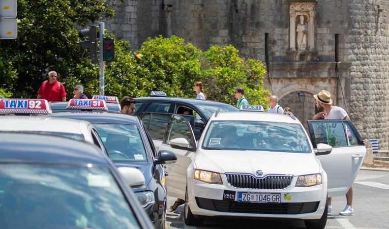 Kako sada stvari stoje, u Dubrovniku će voziti samo taksiji na struju