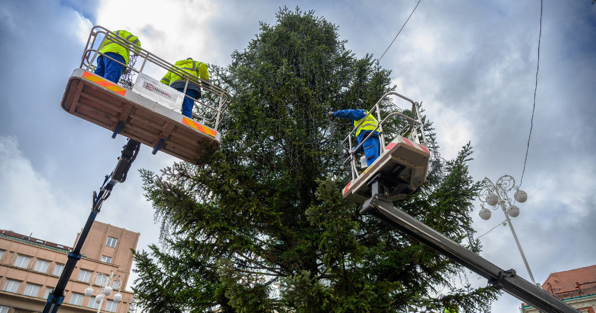 Nakon odgode zbog kiše, danas se nastavilo kićenje bora na Trgu bana Jelačića