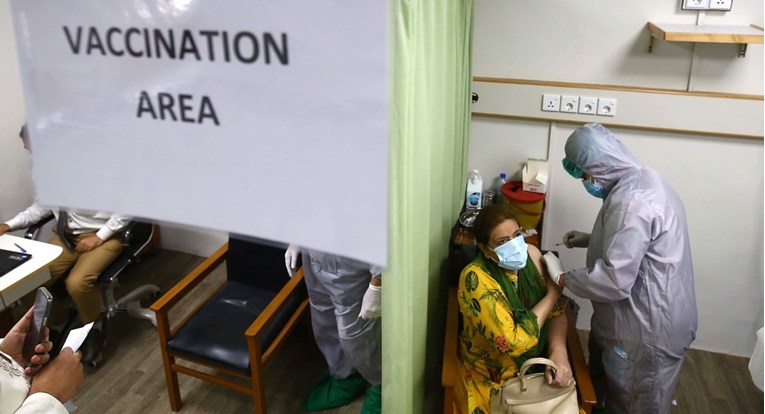 U SAD-u prvu dozu cjepiva primilo više od sto milijuna ljudi