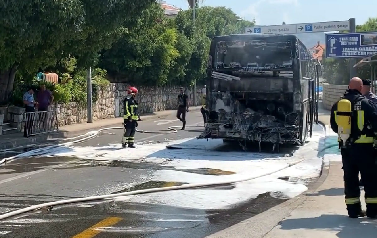 VIDEO Zapalio se turistički autobus u Dubrovniku