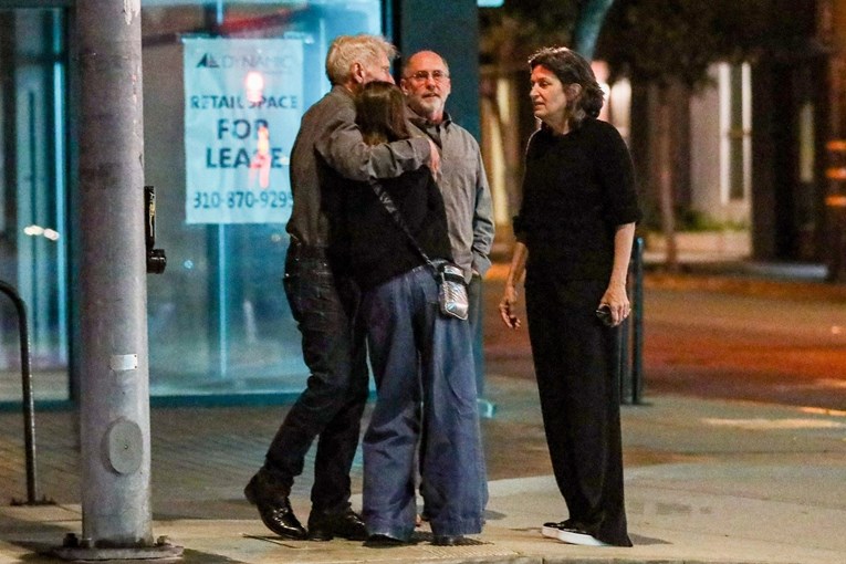 Harrison Ford (80) ispred restorana grlio svoju 22 godine mlađu suprugu
