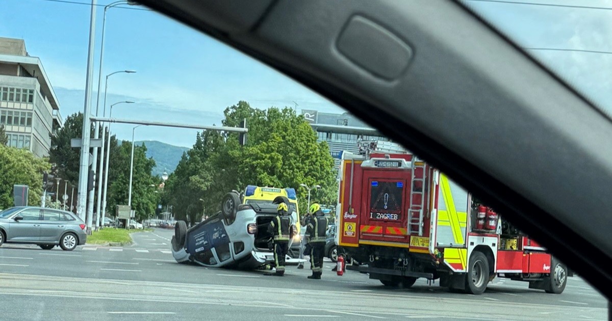 FOTO I VIDEO Prometna u Zagrebu. Auto završio na krovu