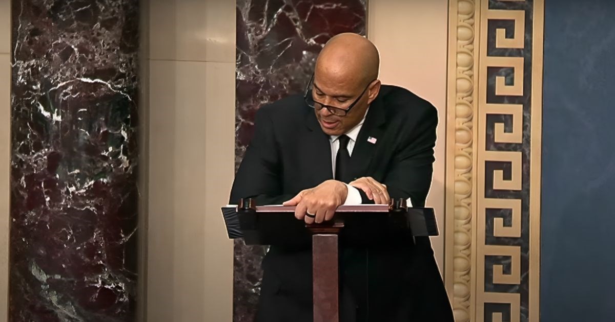 Američki senator drži maratonski govor. Više od 19 sati priča protiv Trumpa