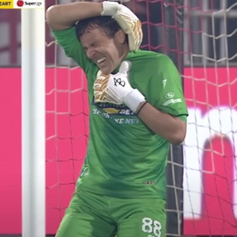 VIDEO Delije bivšeg golmana Zvezde gađale topovskim udarom. Pao je na travu