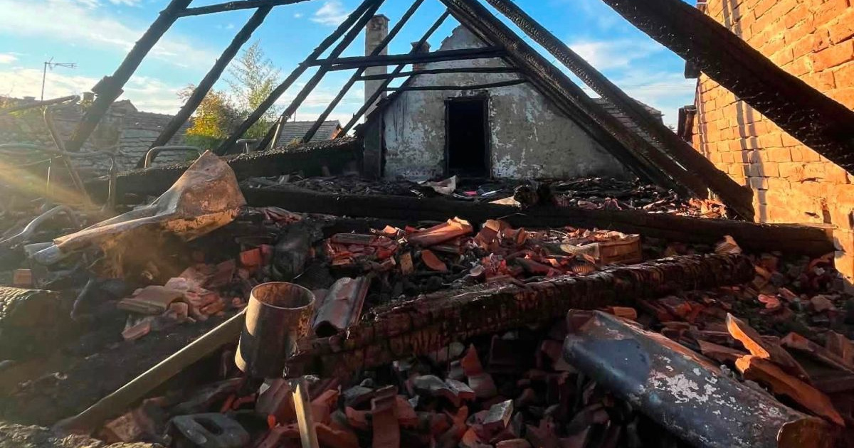 Obitelji u Slavoniji izgorjela kuća, spasio ih lavež pasa. Sada trebaju pomoć