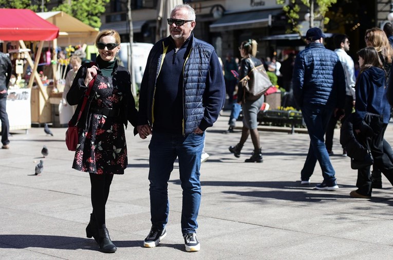 Šprajc prošetao špicom sa suprugom Lidijom, držali su se za ruke