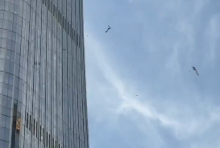 VIDEO Mali avion se zabio u najviši neboder u Pekingu