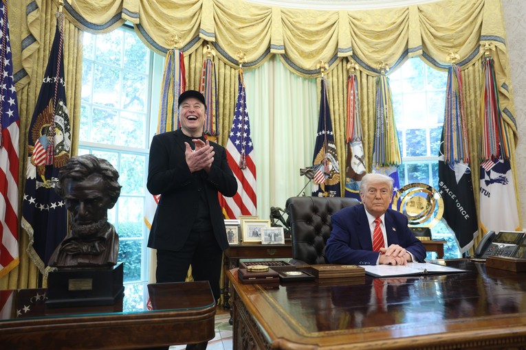 Trumpov Air Force One na putu u Kinu pun milijardera i šefova tehnoloških divova