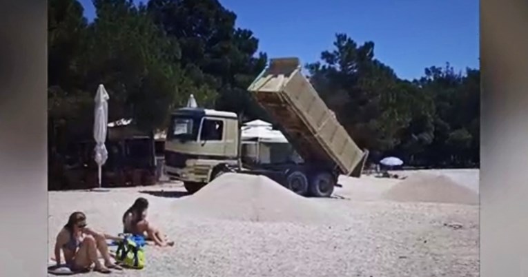 VIDEO Na plaži na Pagu kamioni istovaraju šljunak dok se turisti kupaju