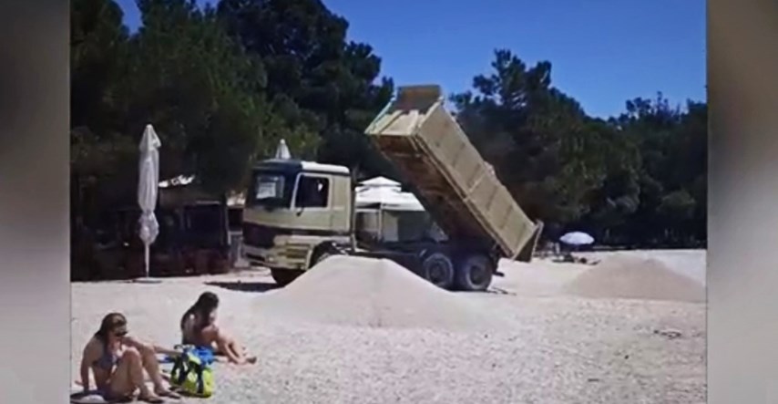 VIDEO Na plaži na Pagu kamioni istovaraju šljunak dok se turisti kupaju