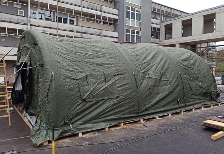 Ispred sisačke bolnice postavljen još jedan šator za pacijente