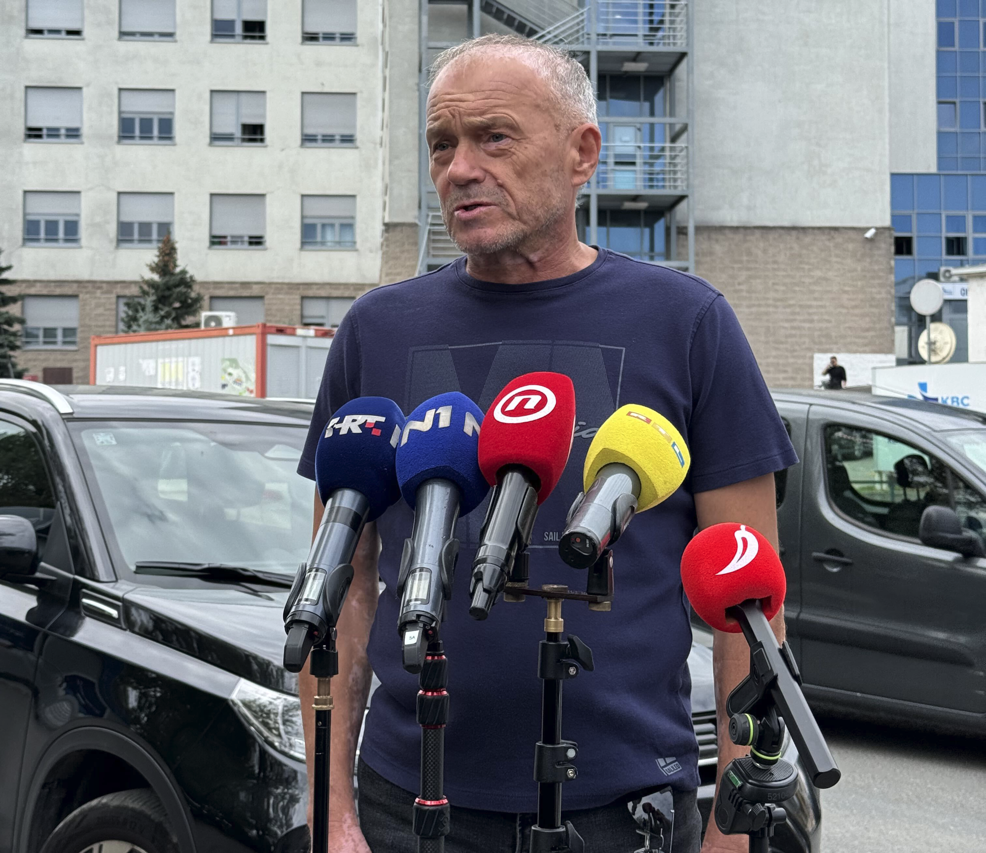 UŽIVO Ispred Rebra o stanju srednjoškolca ranjenog u školi u Voltinom
