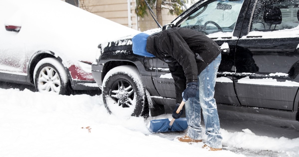 Srednjoškolski trener poslao igrače da lopatama čiste prilaze starijim susjedima