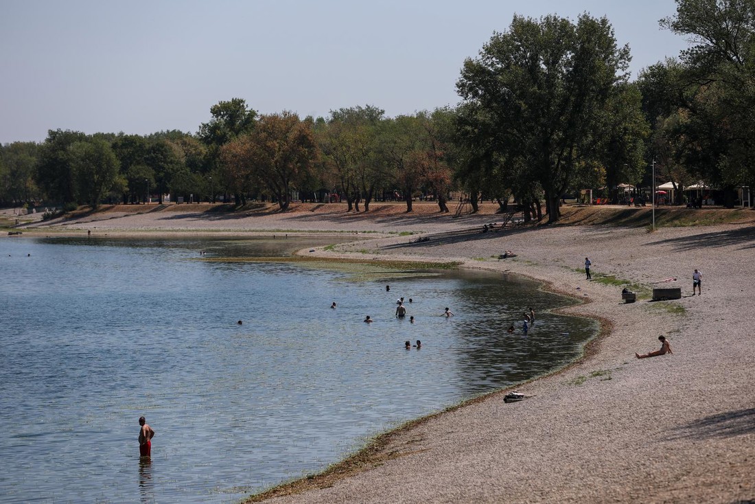 FOTO Neki se kupaju u Jarunu, temperatura vode 31.1°C