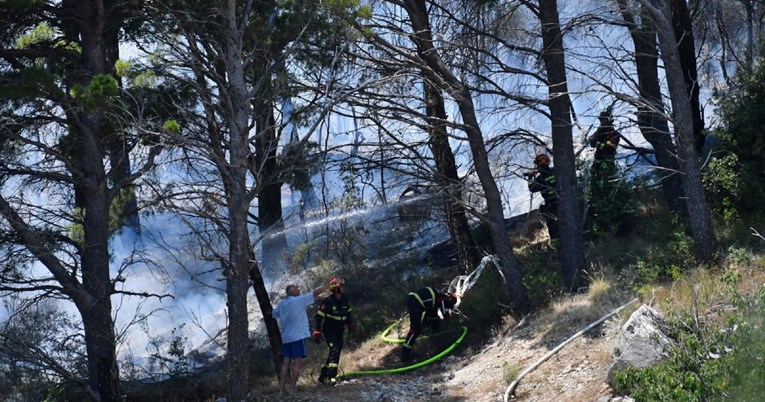 Uhićena osoba osumnjičena za izazivanje požara u Makarskoj "iz nehaja"