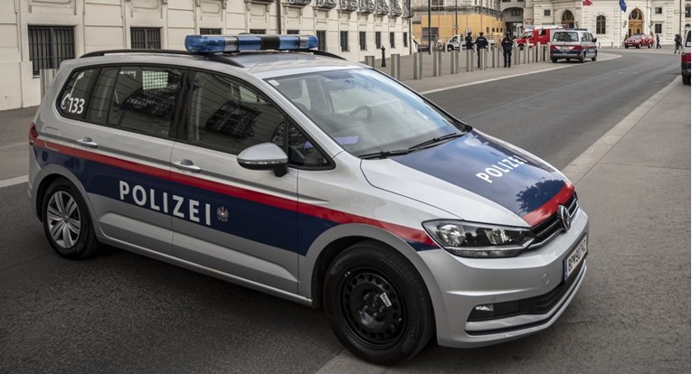 Srbin u Beču nožem napao suprugu. Sinu odrezao prste, ovaj mu u borbi odgrizao uho