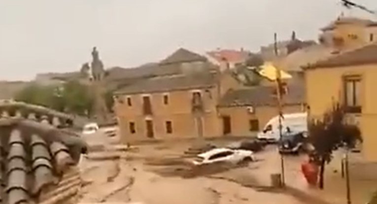 VIDEO Jaka kiša poplavila dijelove Španjolske, bujice nosile automobile i stabla